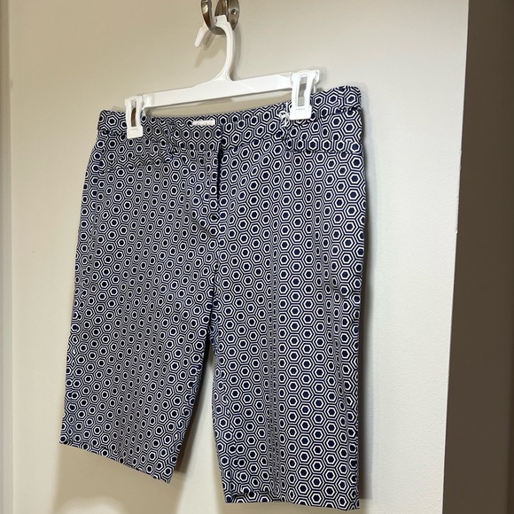 NWOT LAUNDRY | BLUE/WHITE HEXAGON PRINT BERMUDA SHORTS WITH 4 POCKETS | SIZE 4 - Picture 1 of 13